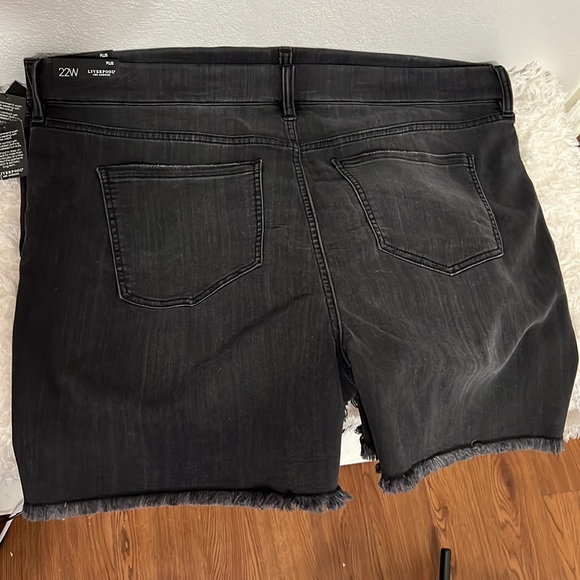 NWT Liverpool The Gia Glider Pull On High Waist Raw Hem Short Washed Black - Picture 6 of 10